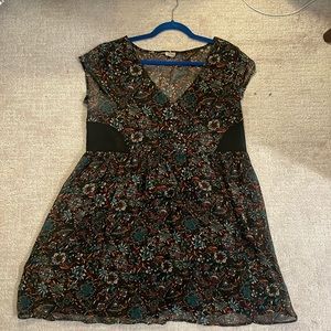 Dark flowered, short sleeve dress with see through sides